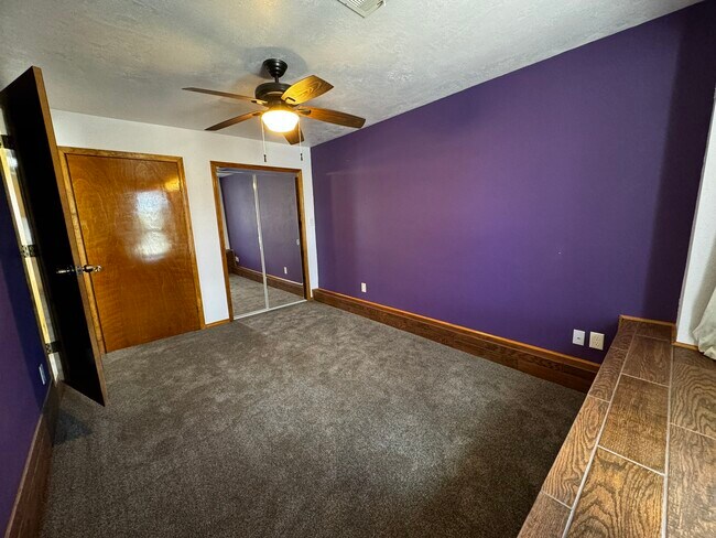 Building Photo - 908 Faye Pl NE