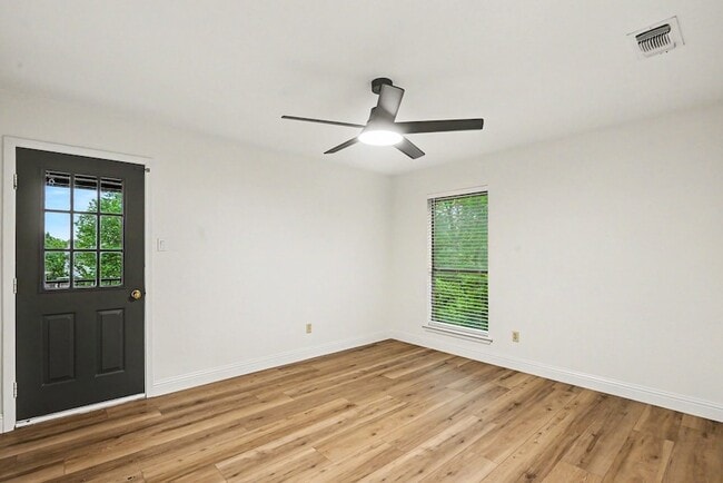 Building Photo - 2101 Mistletoe Ave