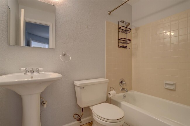 Building Photo - Updated 1st Floor End Unit 2bed/2bath in P...