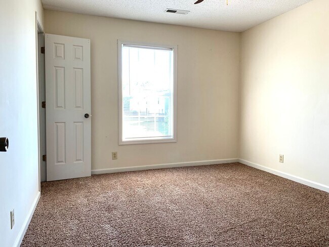 Building Photo - 811 Flyer Ct