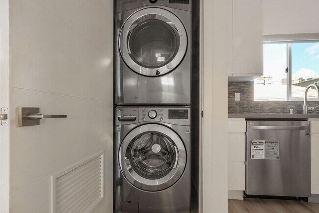 Building Photo - Gorgeous 3 Bedroom / 2 1/2 Bath Townhome-Style Apartment in Hollywood