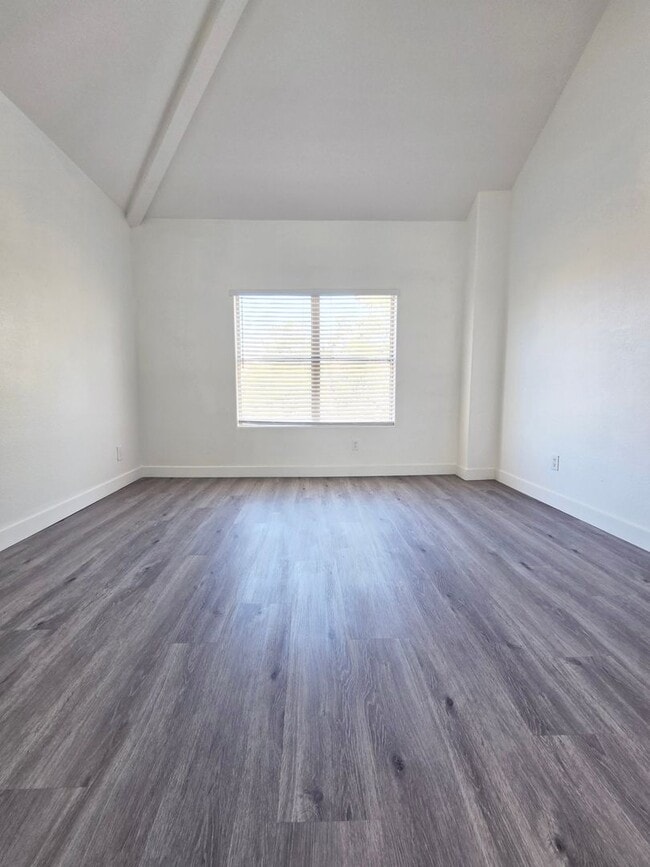 Building Photo - Gated Westpark Townhome | 3 Bed | 3 Bath | 2-Car Garage