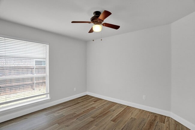 Building Photo - Cute, Quiet and ready NOW