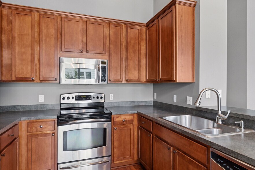 Building Photo - 15424 Foster Dr N