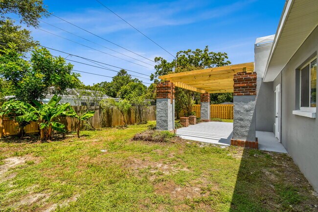 Building Photo - 528 Manor Dr