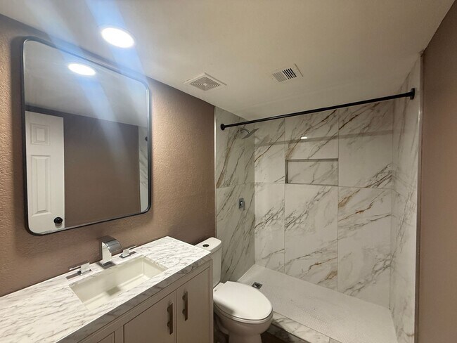 Building Photo - Recently remodeled 2-bed, 2-bath unit for rent in North Las Vegas!
