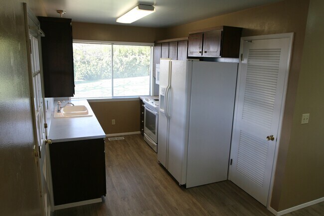 kitchen - 422 North 62nd Avenue