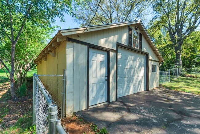 Building Photo - 203 6th Ave