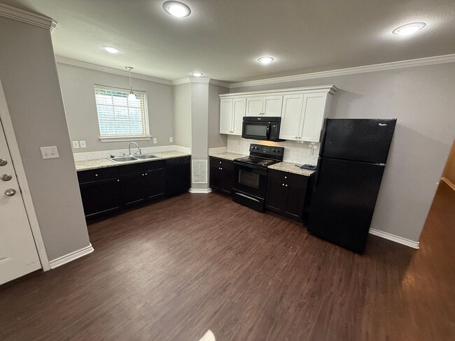 Building Photo - 3/2/1 near UT Tyler!