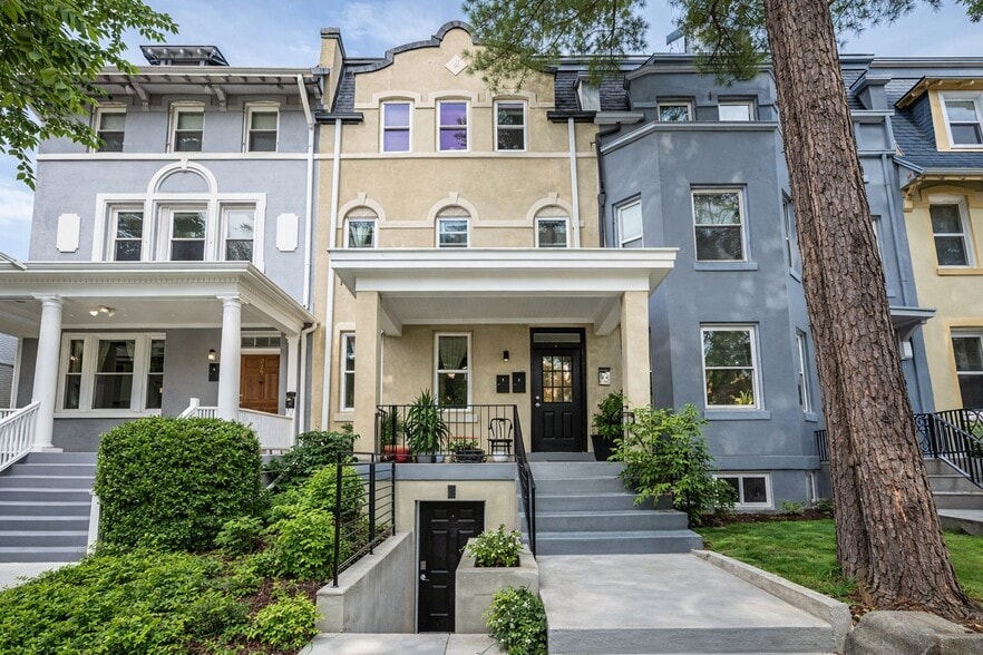 Building Photo - 727 Quebec Place NW