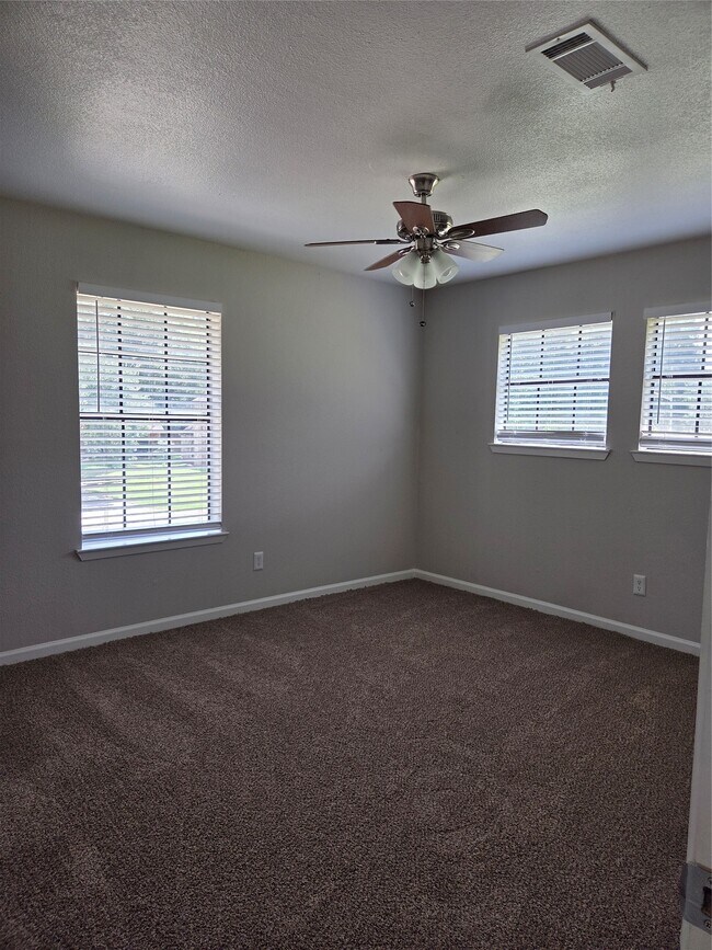 Building Photo - 592 River Plantation Dr