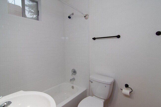 Building Photo - Updated 2 Bd 2 Ba 1050 sq/ft unit w/ laundry & off-street parking 1/2 Month Free Rent