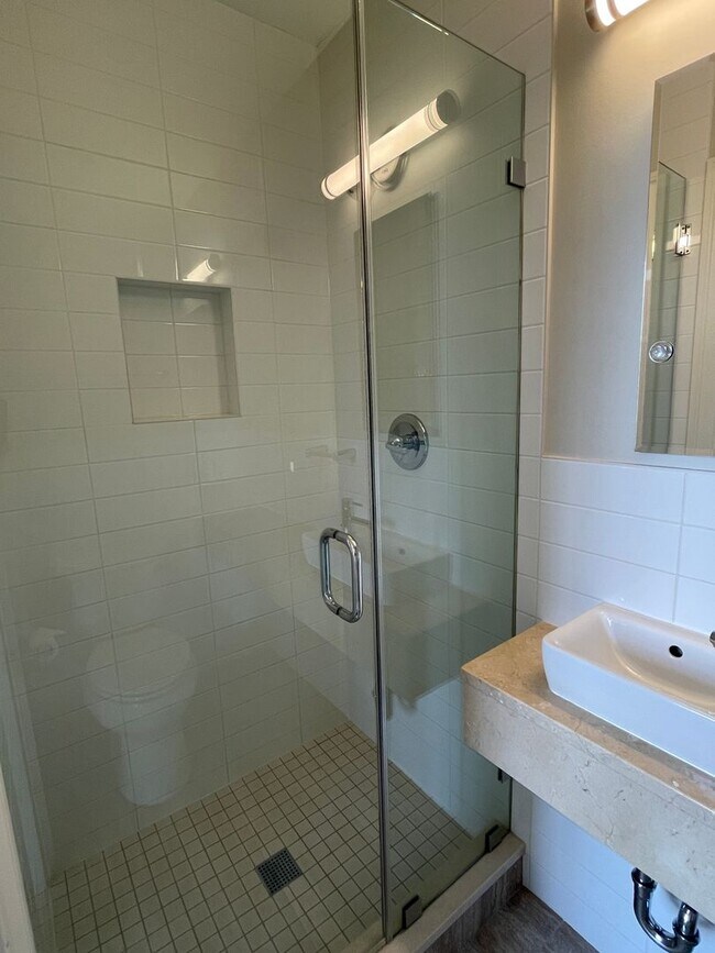 Building Photo - Georgetown Splendor with Garage Parking