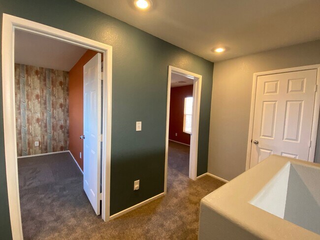 Building Photo - COZY 3 BEDROOM / 2.5 BATH HOME