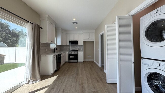 Building Photo - 1018 College Ave