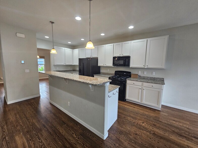 Building Photo - 1350 Alveston St