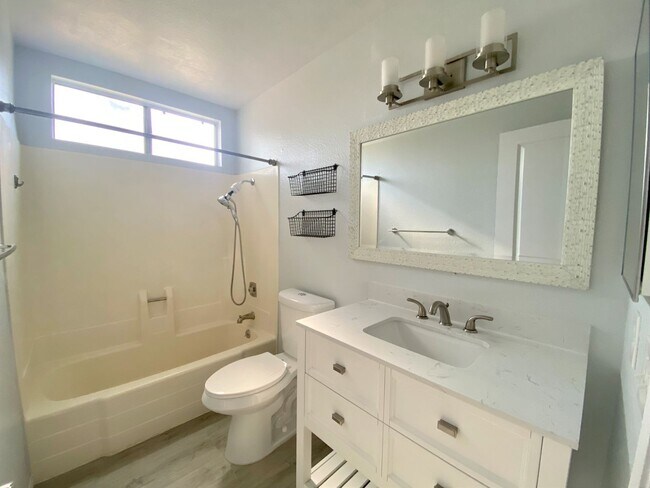 Building Photo - Completely Upgraded Townhome in Cute Neigh...