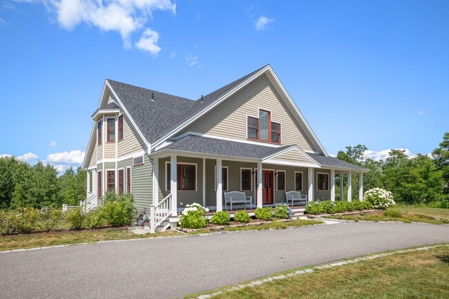 Building Photo - 133 Waukewan St