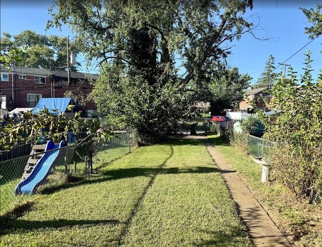 Building Photo - 4740 Vancouver Rd