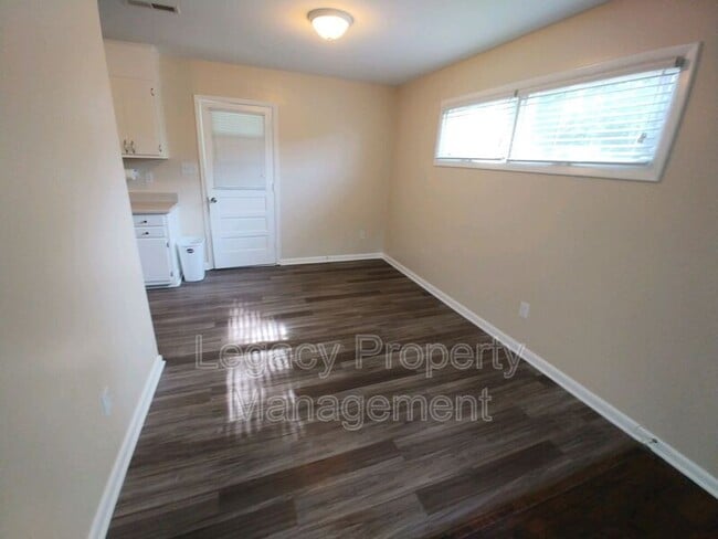 Building Photo - 727 Oakgrove Dr