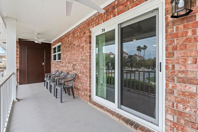 Building Photo - 22 Comares Ave