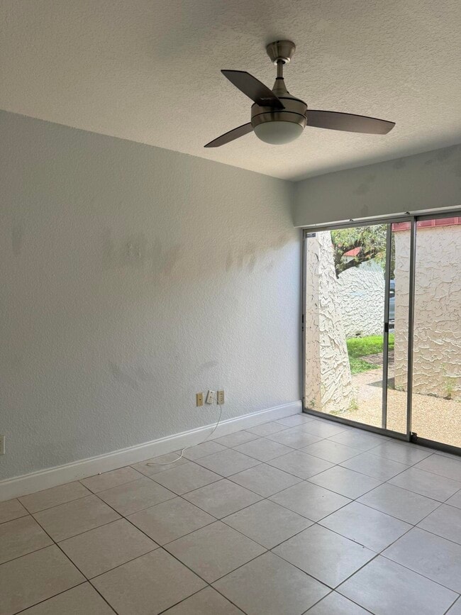 Building Photo - 9640 Oakburst Ln