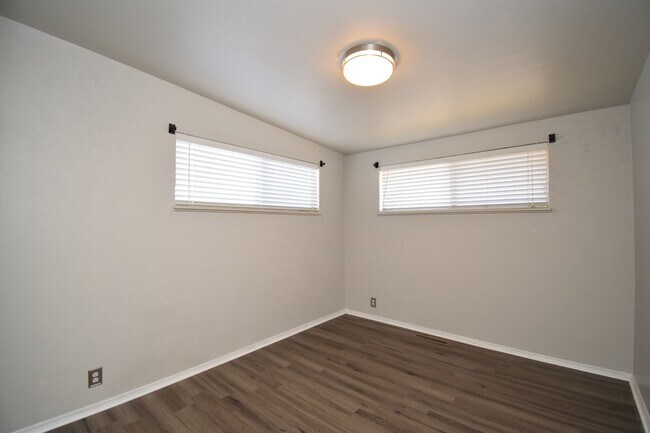 Building Photo - Updated and Charming 3 Bed Home with Fiber Internet & New Appliances!!!