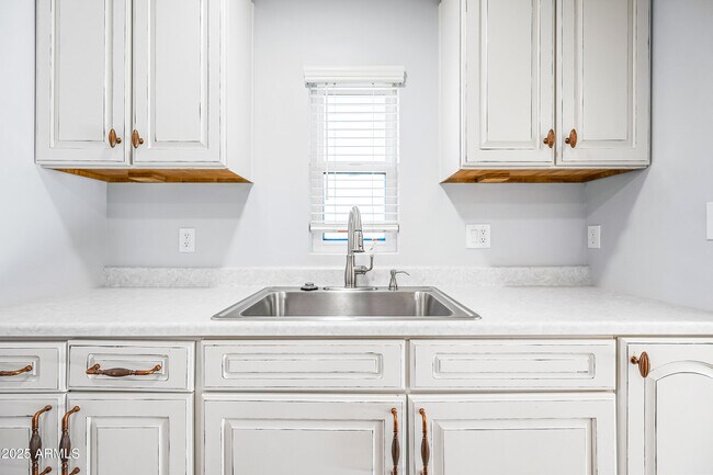 Building Photo - 1608 E Hudson Dr