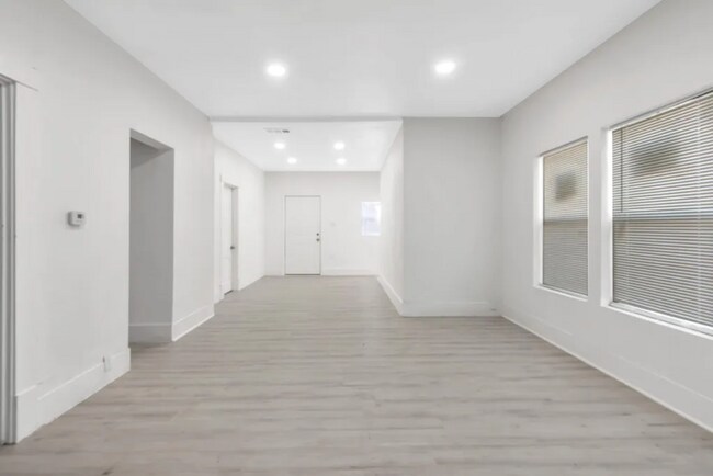 Building Photo - 2105 Walnut St