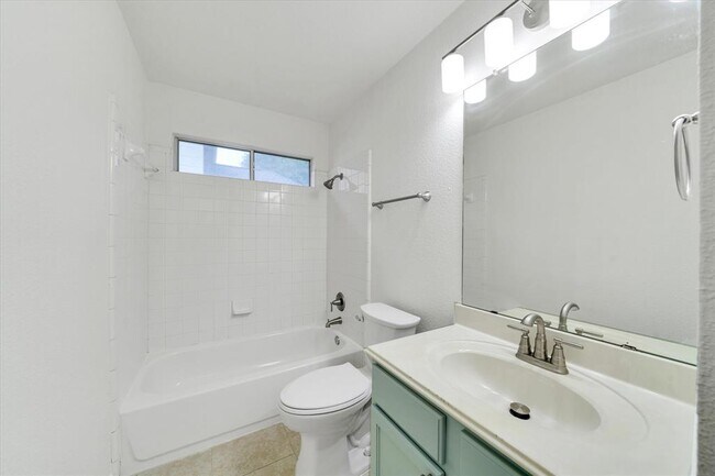 Building Photo - 1707 Primrose Ln