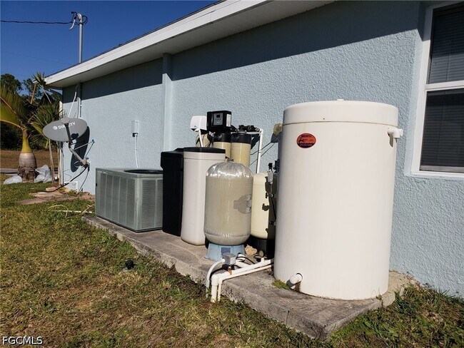 Building Photo - 2026 NE 33rd Terrace