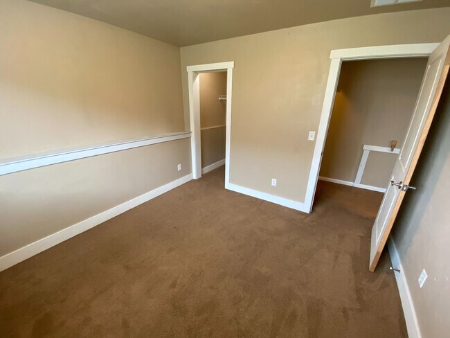 Building Photo - 5 Bedroom 2 Bath Single Family Home in Bozeman!