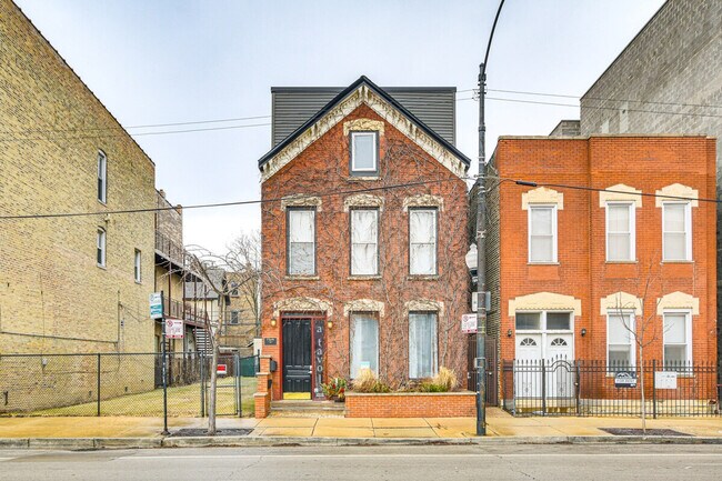 Building Photo - 2148 W Chicago Ave
