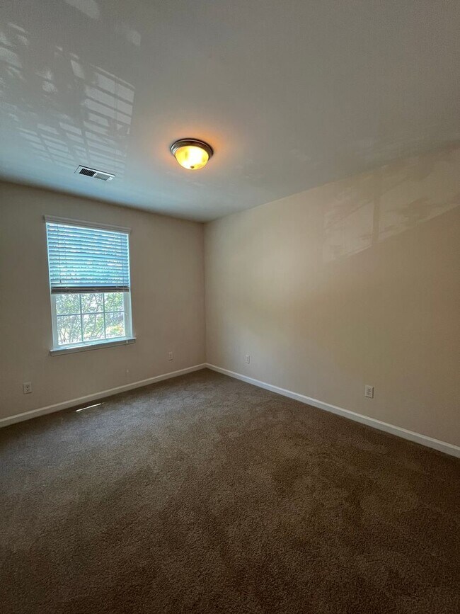 Building Photo - 479 Truman Dr