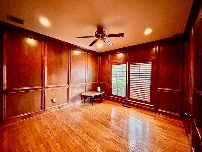 Building Photo - Oak Tree with a pool!!