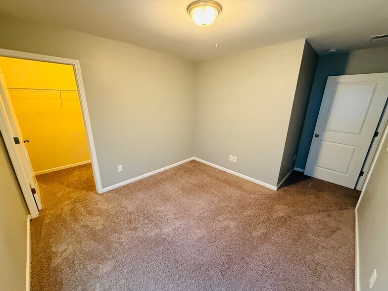 Building Photo - 223 Charter Oaks Dr