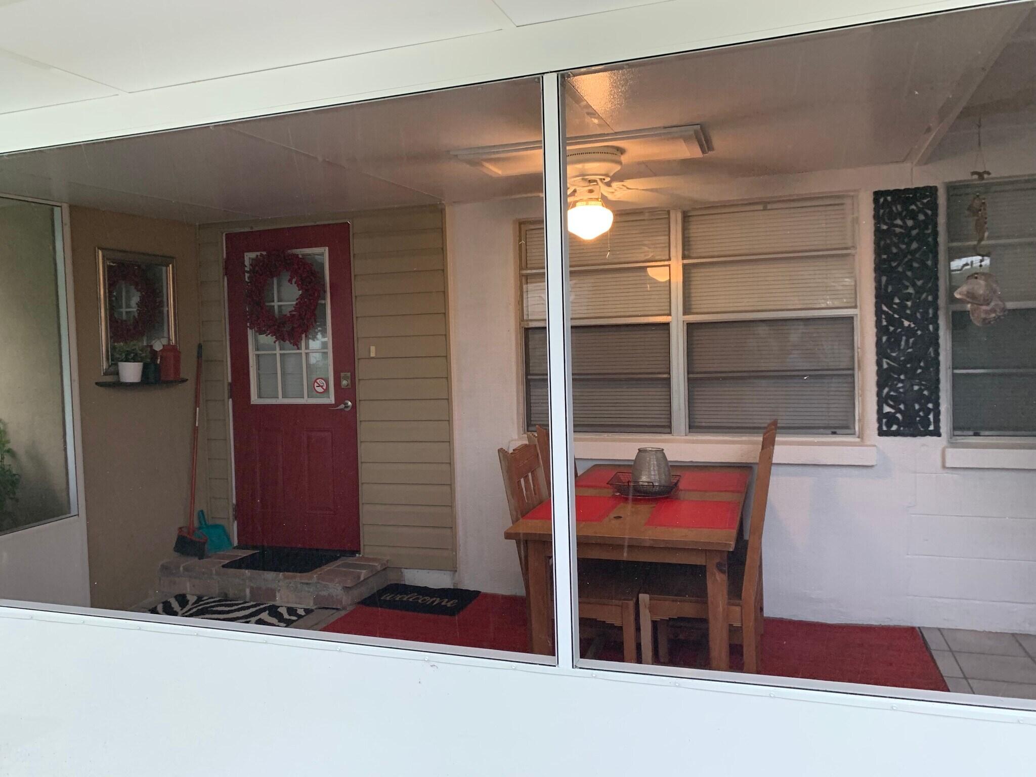 The lanai offers outdoor dining for 4 - 5703 Murdock Ave
