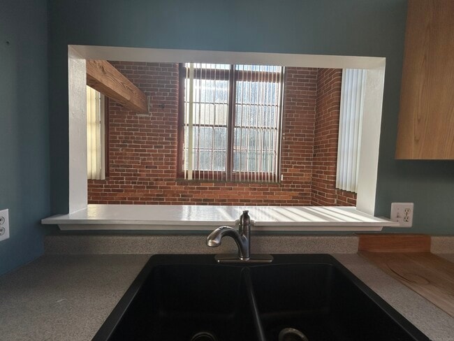 Building Photo - 839 Main St