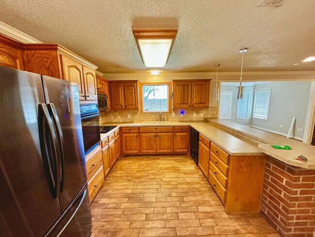 Building Photo - Pre-leasing for early July move in!