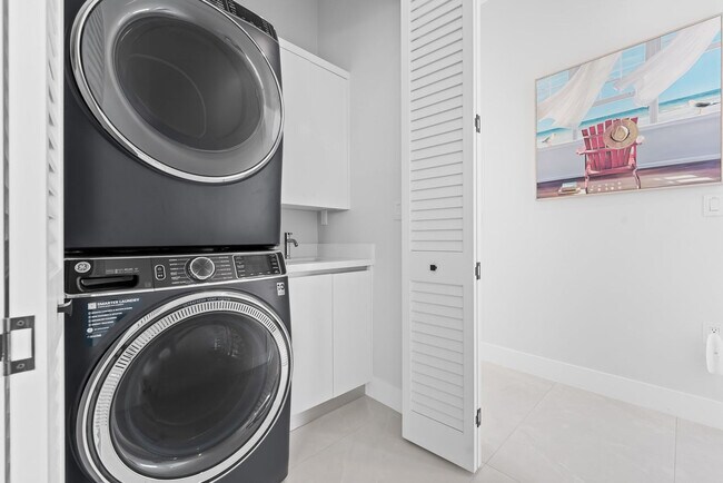 Building Photo - 247 Pescayo Ave