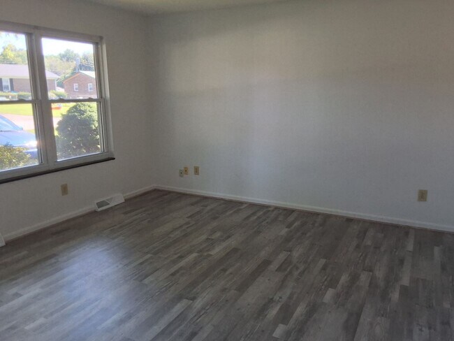 Building Photo - 111 Cherrywood Dr