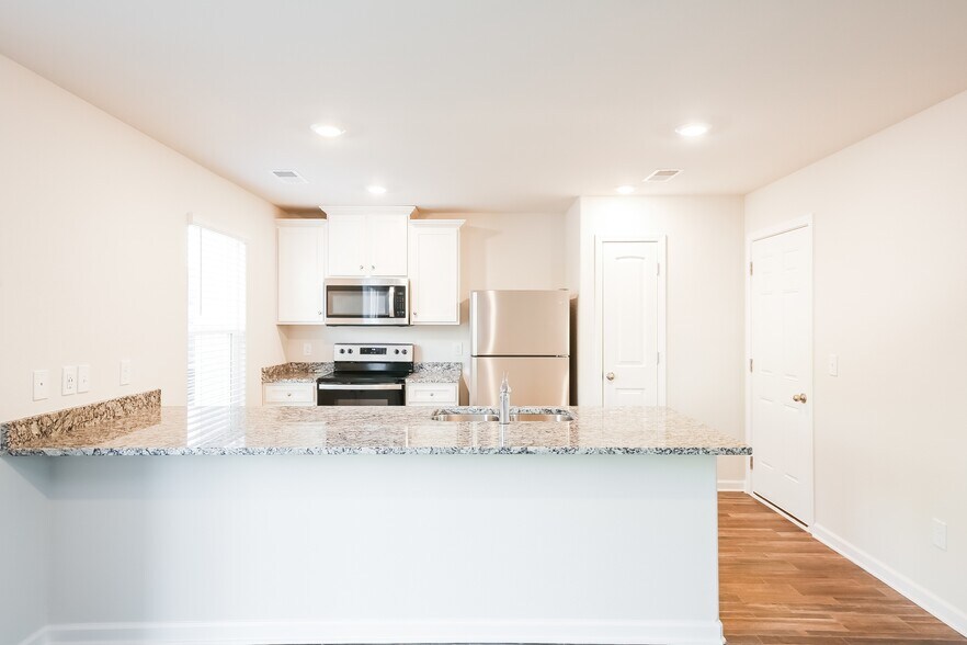 Building Photo - 2135 Southlea Dr