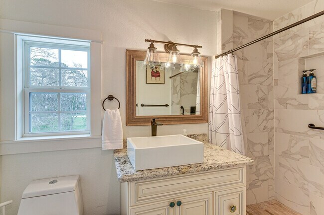 Building Photo - 5313 Palm Dr