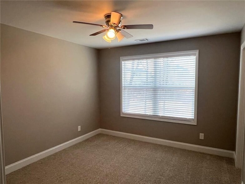 Building Photo - 732 E Jefferson St