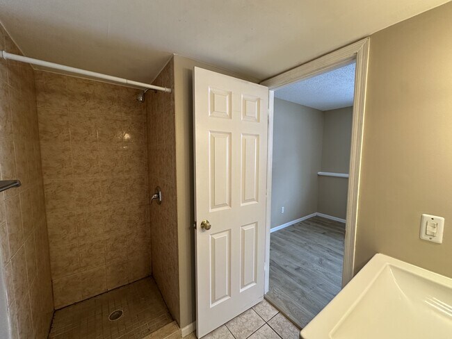 Building Photo - 405 Village Pkwy