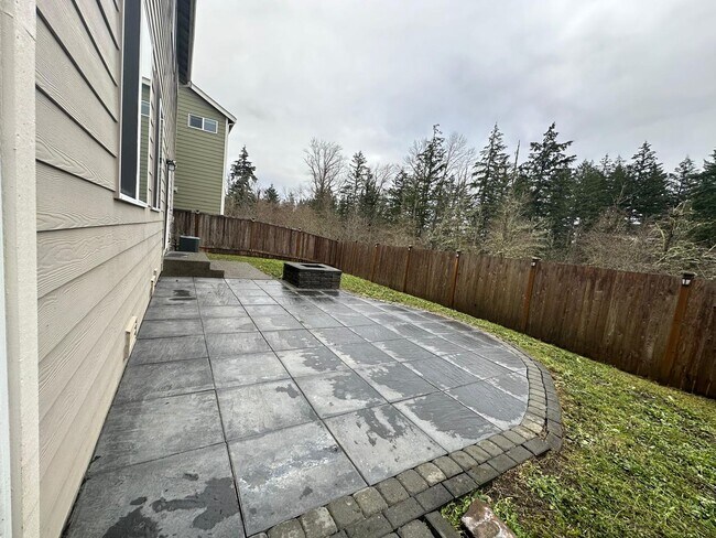 Building Photo - Listed For Rent