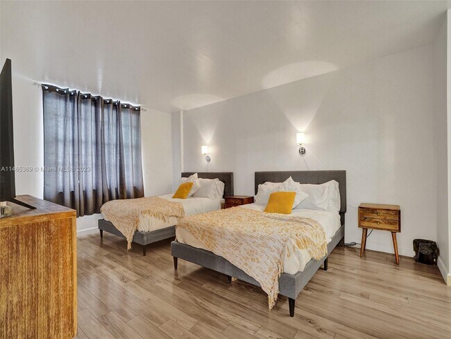 Building Photo - 3725 S Ocean Dr