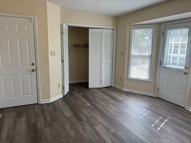 Building Photo - 3816 Hagge St