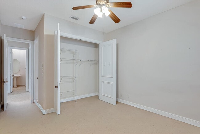 Building Photo - 10513 Versailles Blvd