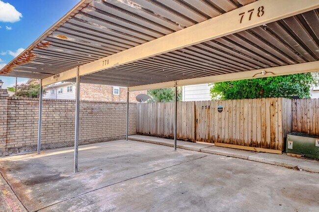 Building Photo - 778 Thicket Ln
